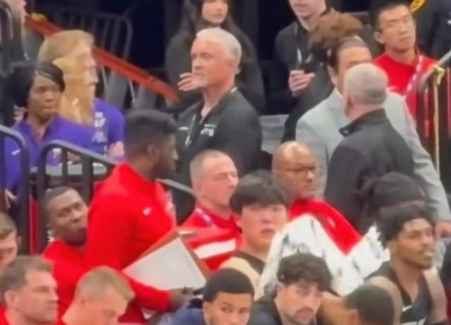 稳定出场时, AA, 犯规伸手动 稳定出场时, AA, 犯规伸手动