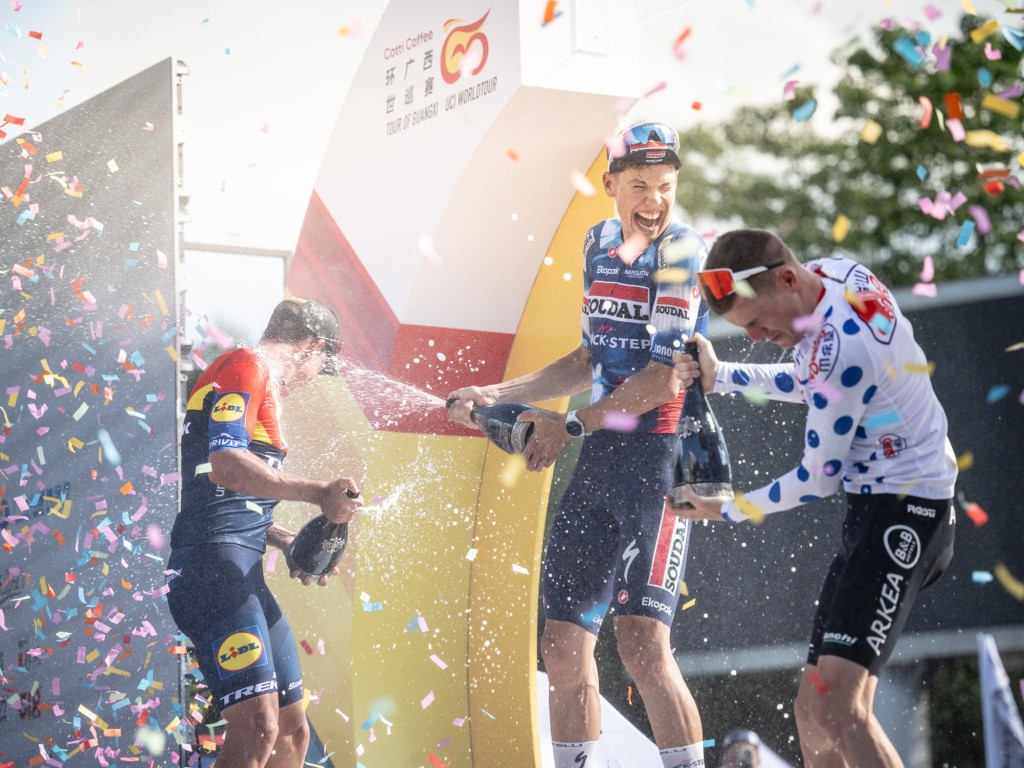 面对周围的, 车手